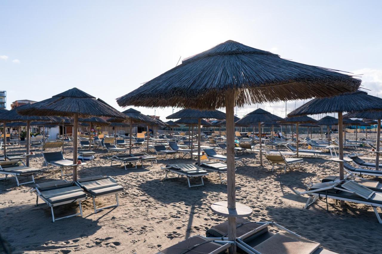 Lola Piccolo Hotel E Appartamenti Марина ди Гросето Екстериор снимка