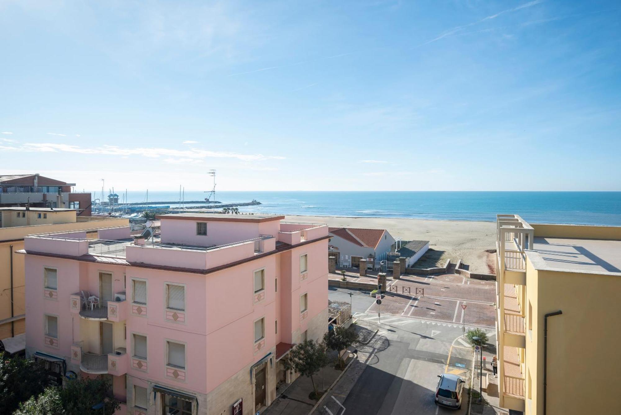 Lola Piccolo Hotel E Appartamenti Марина ди Гросето Екстериор снимка
