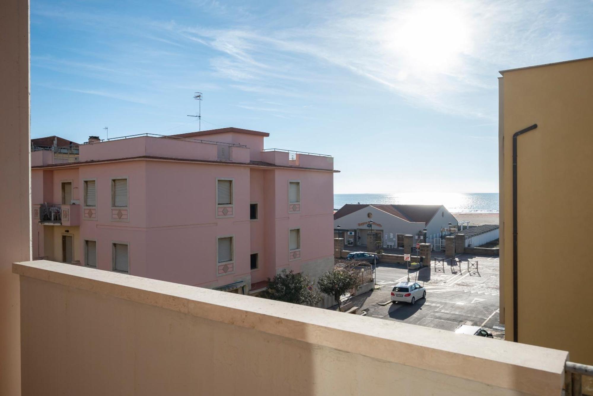 Lola Piccolo Hotel E Appartamenti Марина ди Гросето Екстериор снимка