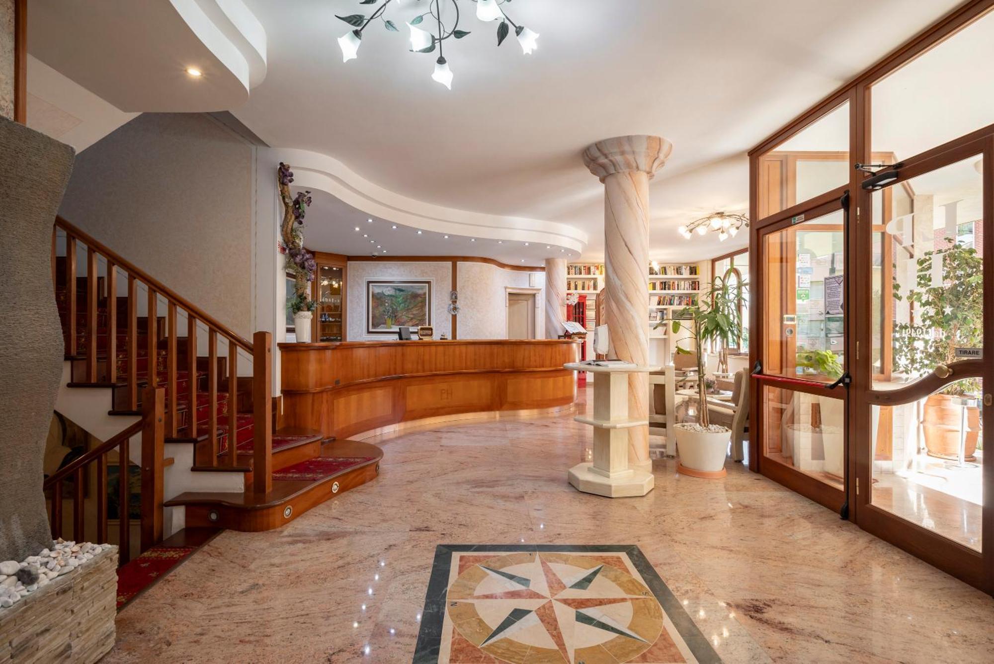 Lola Piccolo Hotel E Appartamenti Марина ди Гросето Екстериор снимка
