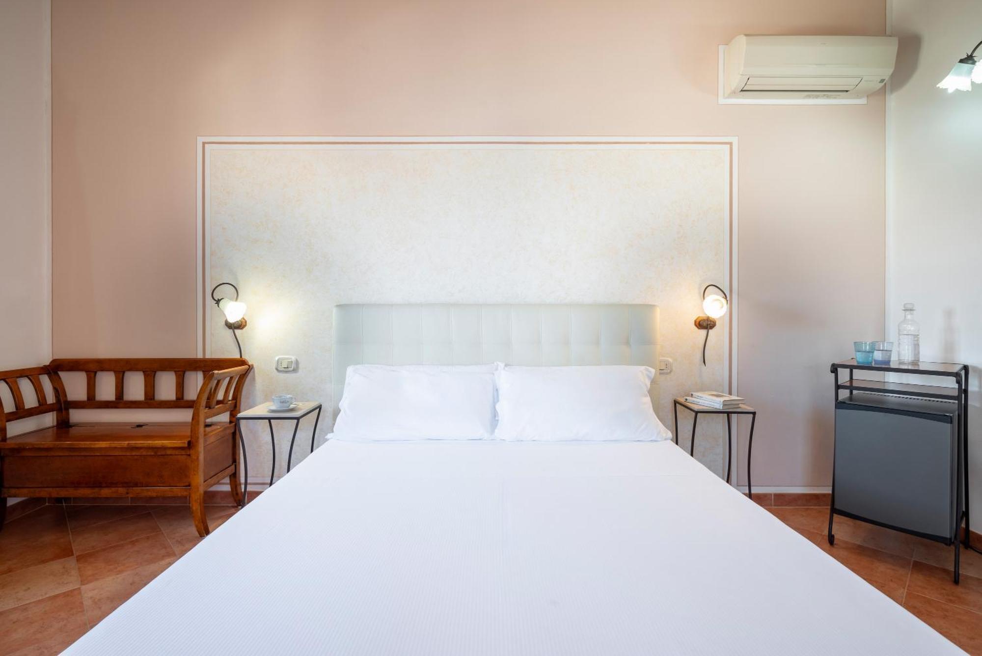 Lola Piccolo Hotel E Appartamenti Марина ди Гросето Екстериор снимка